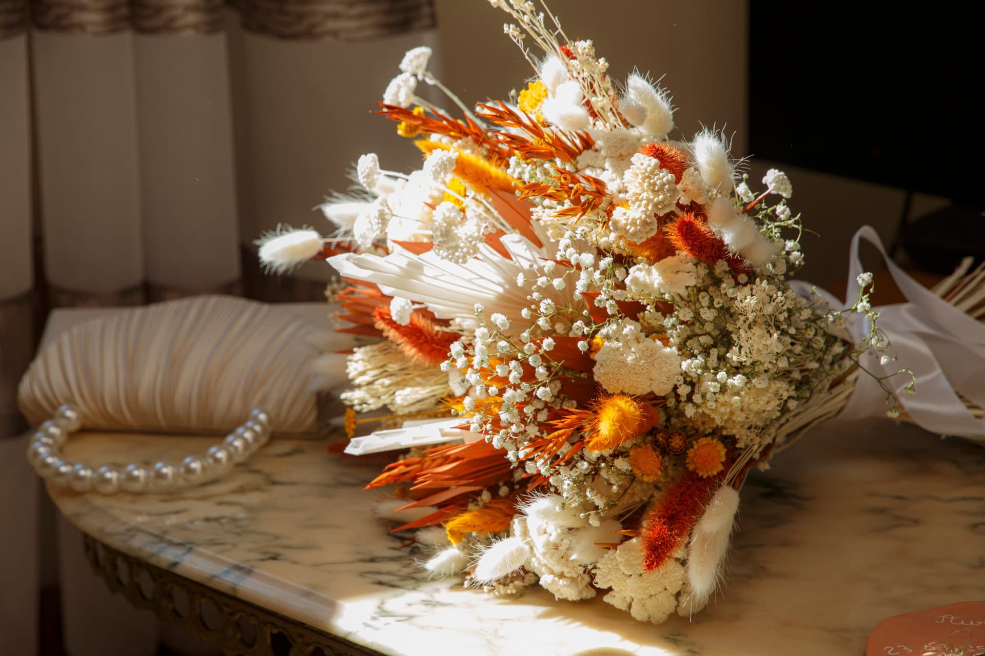 Bouquet de mariée en fleurs séchées et fraîches terracotta et blanc