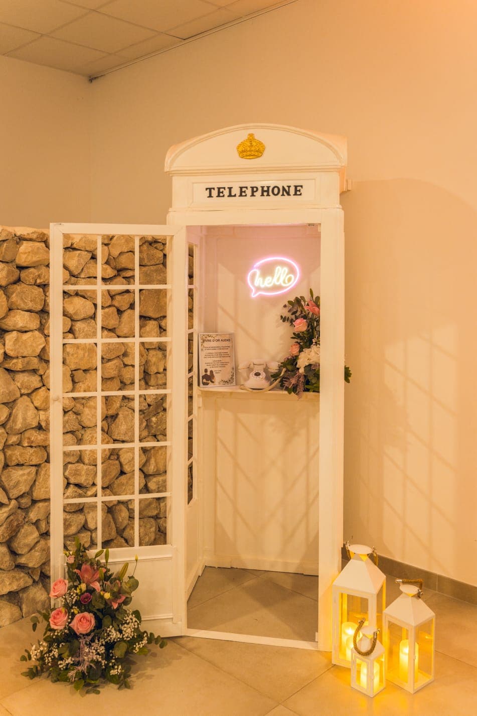Livre d’or audio vintage et cabine anglaise blanche pour mariage en Provence