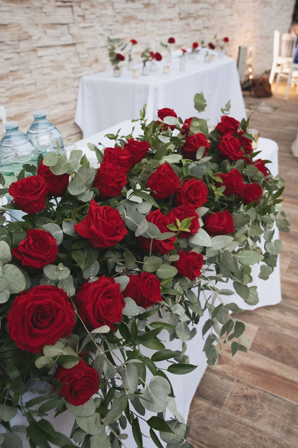 Centres de table fleuris roses et eucalyptus