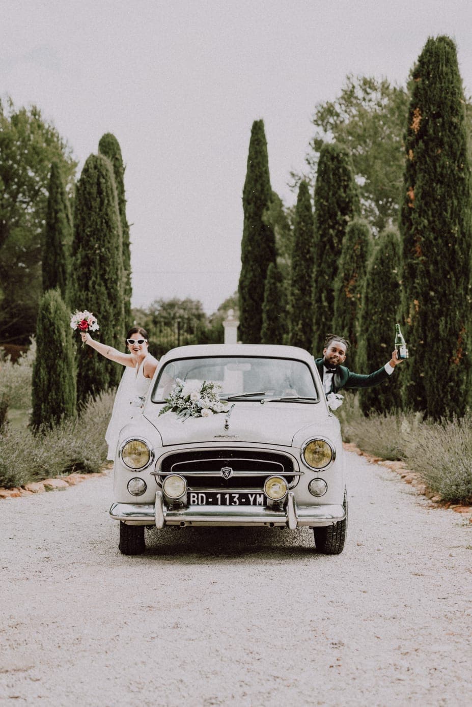 Mariés & Voiture d’époque sous les cyprès