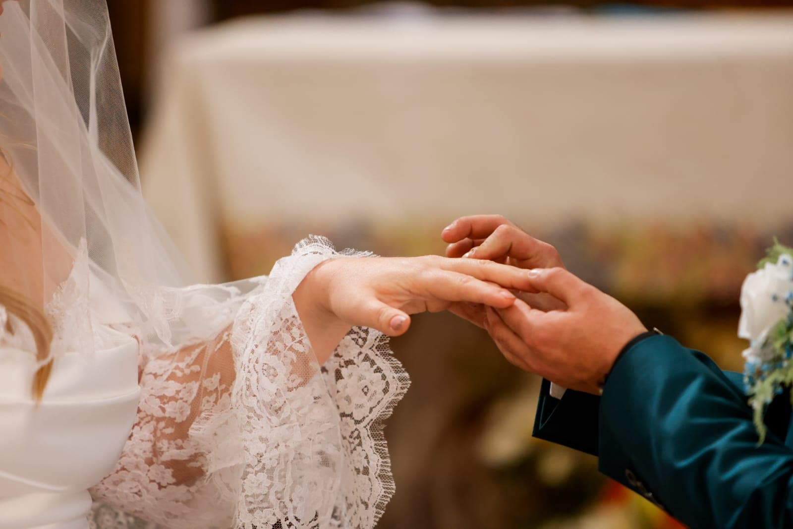 Émotion de l’échange des alliances lors d’un mariage en Provence