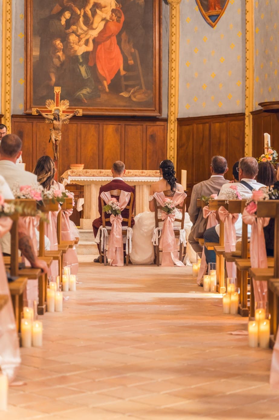 Mariage religieux dans une église provençale avec bougies et fleurs