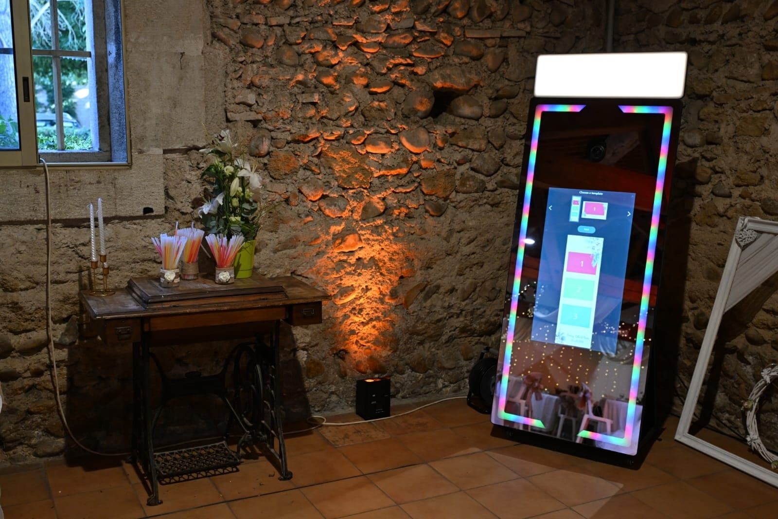 Photobooth Miroir tactile intégré avec table vintage, fleurs et bougies en Provence