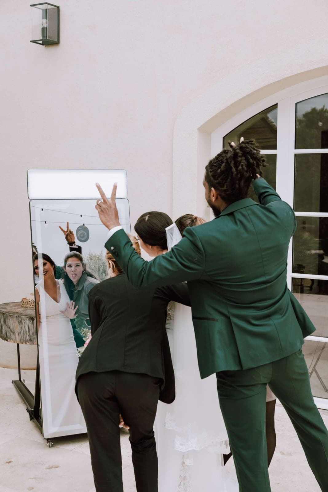 Invités profitant du photobooth miroir interactif pendant la soirée