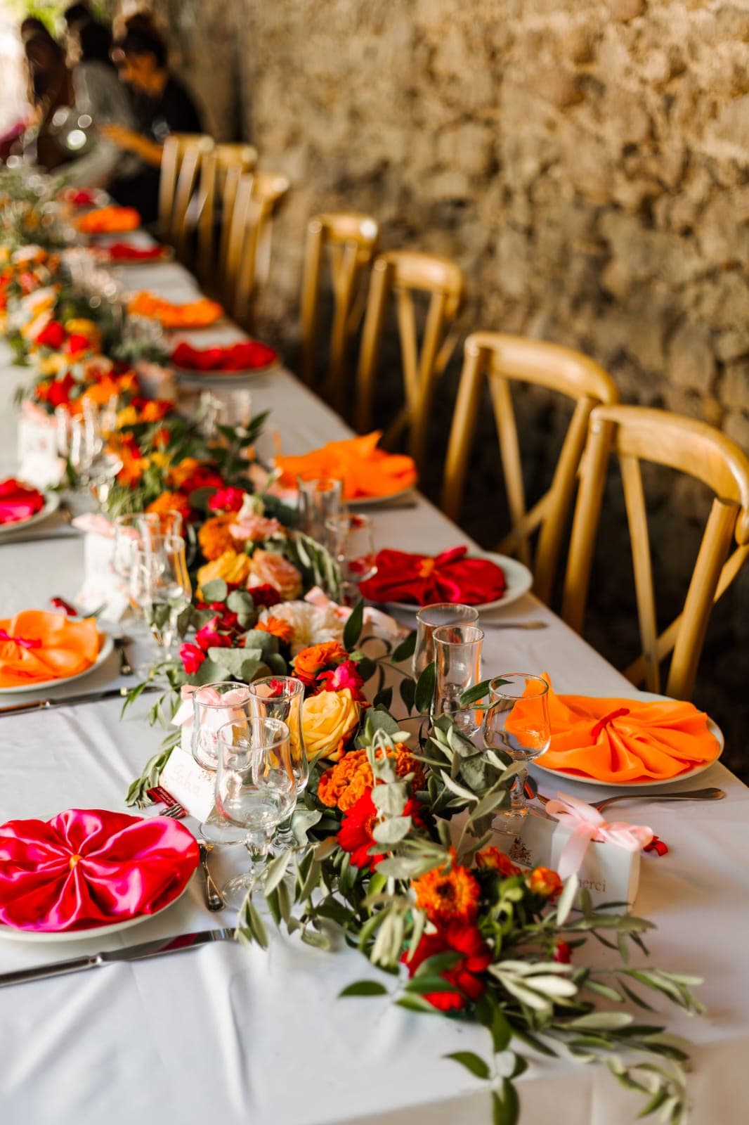 Table de fête aux couleurs chaudes provençales