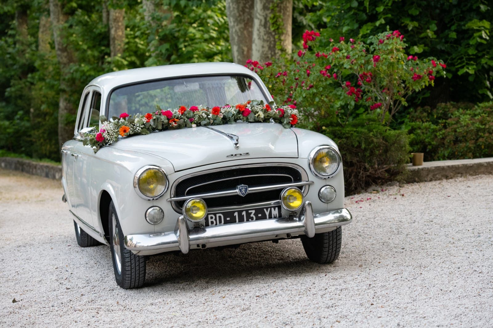 Peugeot 403 blanche vintage de 1965 pour mariage en Provence