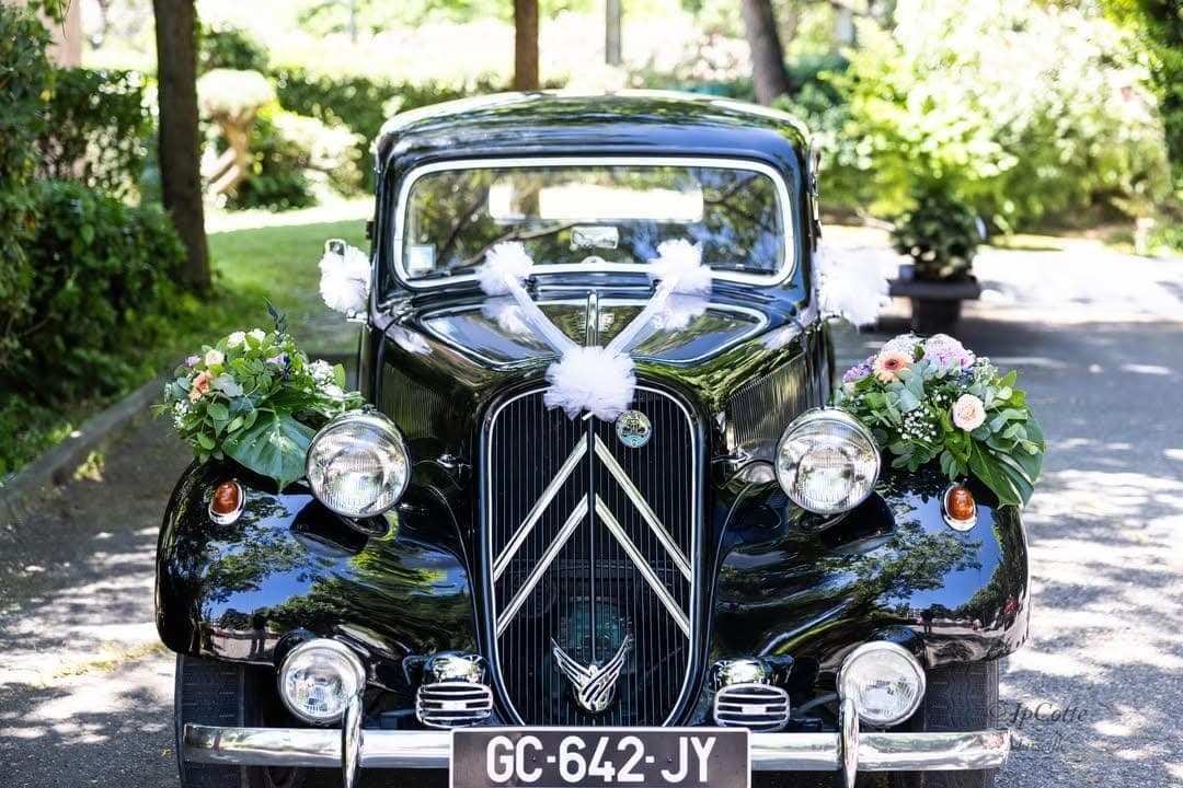 Préparation matinale de la voiture fleurie